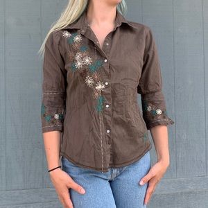 Coupe brown embroidered top with snap closure